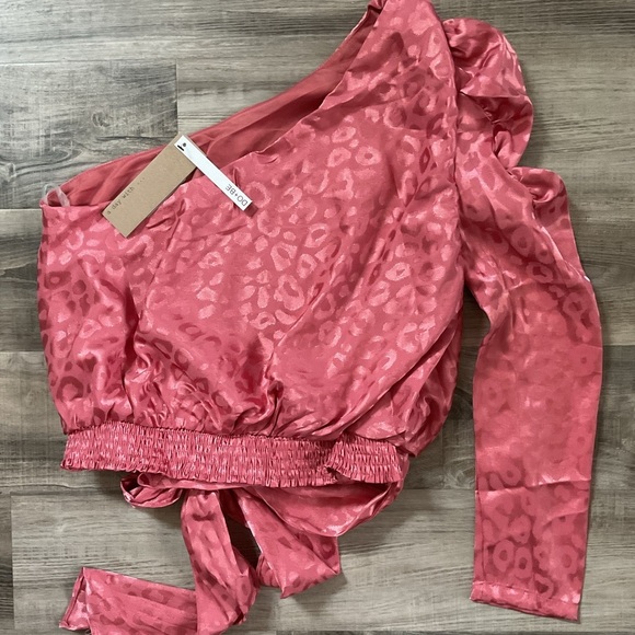 Do+ Be Pink Satin Cheetah Print One Shoulder Top NWT Medium - Picture 4 of 4